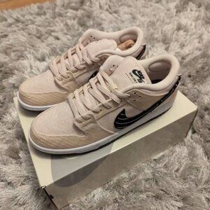 Nike SB Dunk Low Pro QS Albino & Preto Fossil FD2627-200